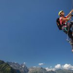 Klimmen in de steile kalkrotsen in de Alpen